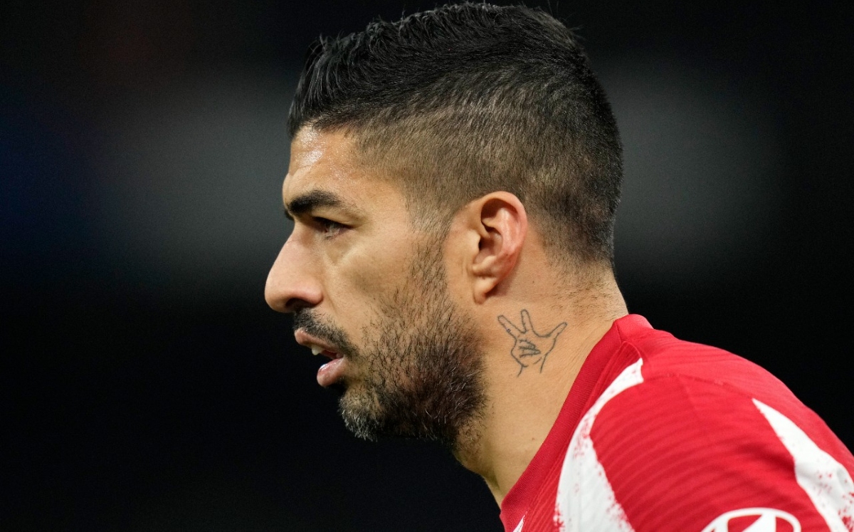 Luis Suárez se molesta tras salir de cambio en el Sevilla vs Atlético de Madrid (AP)