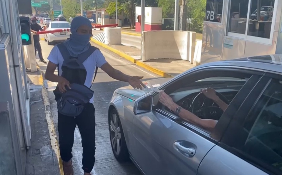Normalistas toman casetas de la Autopista del Sol; piden dinero a conductores para cruzar
