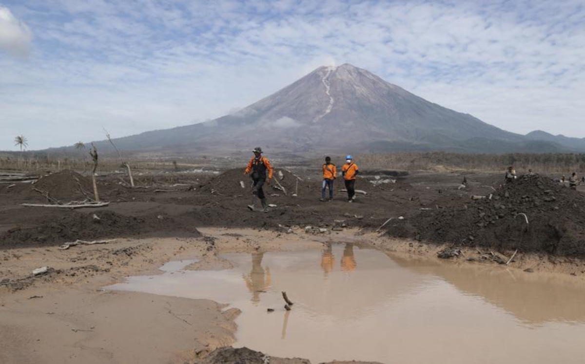 Piden a los habitantes mantenerse a más de 13 kilómetros de la boca del volcán. | AP