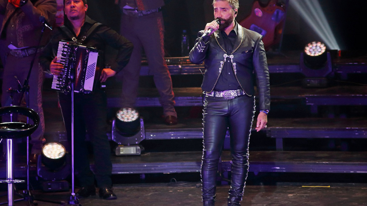 'El Potrillo' llora en concierto tras muerte de Vicente Fernández: "un aplauso que llegue hasta el cielo”