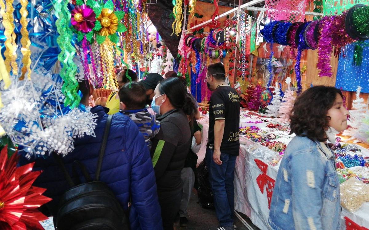 El Tianguis Navideño se coloca año con año en la calle Leona Vicario. | Dany Béjar.