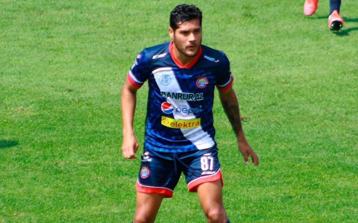 Chuletita Orozco protagoniza pelea en partido en Guatemala (Instagram: @clubxelajumc)
