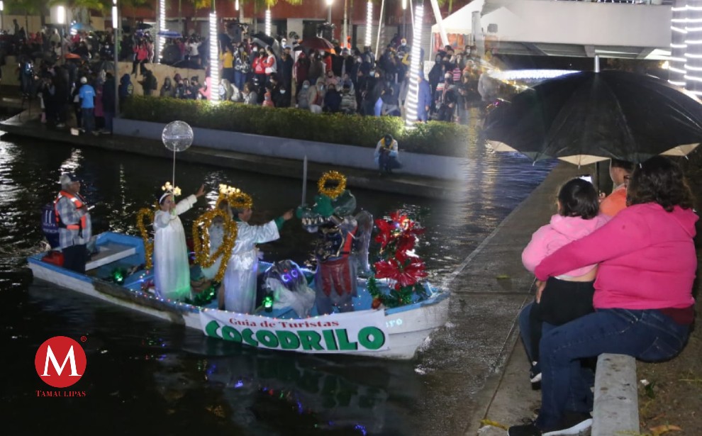 Familias disfrutan del  desfile náutico navideño