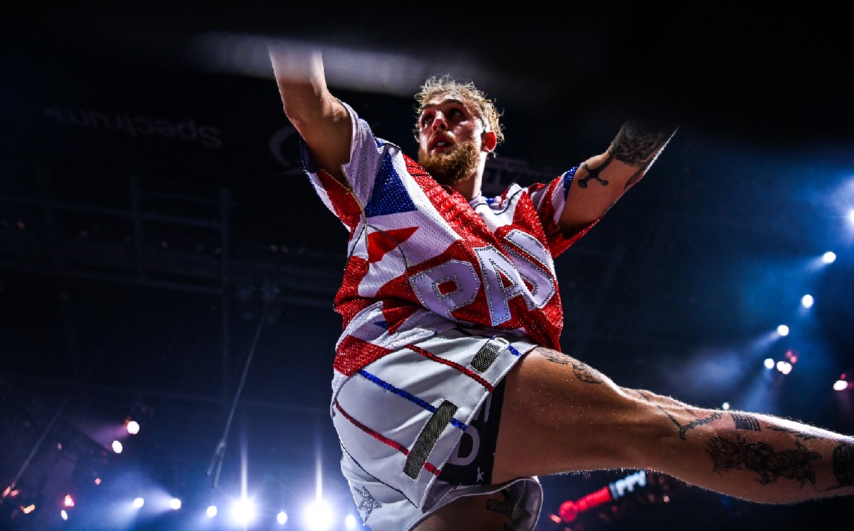 Jake Paul noqueó a Tyron Woodley en el sexto round (AFP)