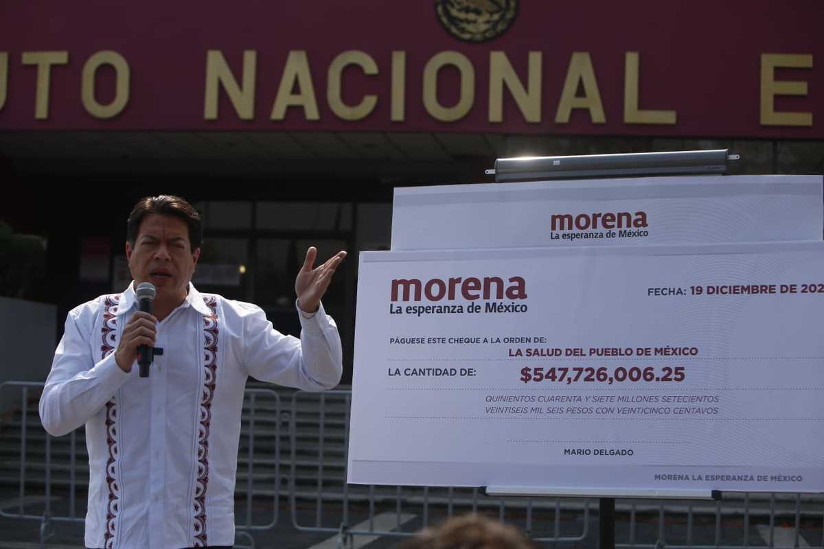 Mario Delgado entregó al INE un cheque por más de 547 mdp
