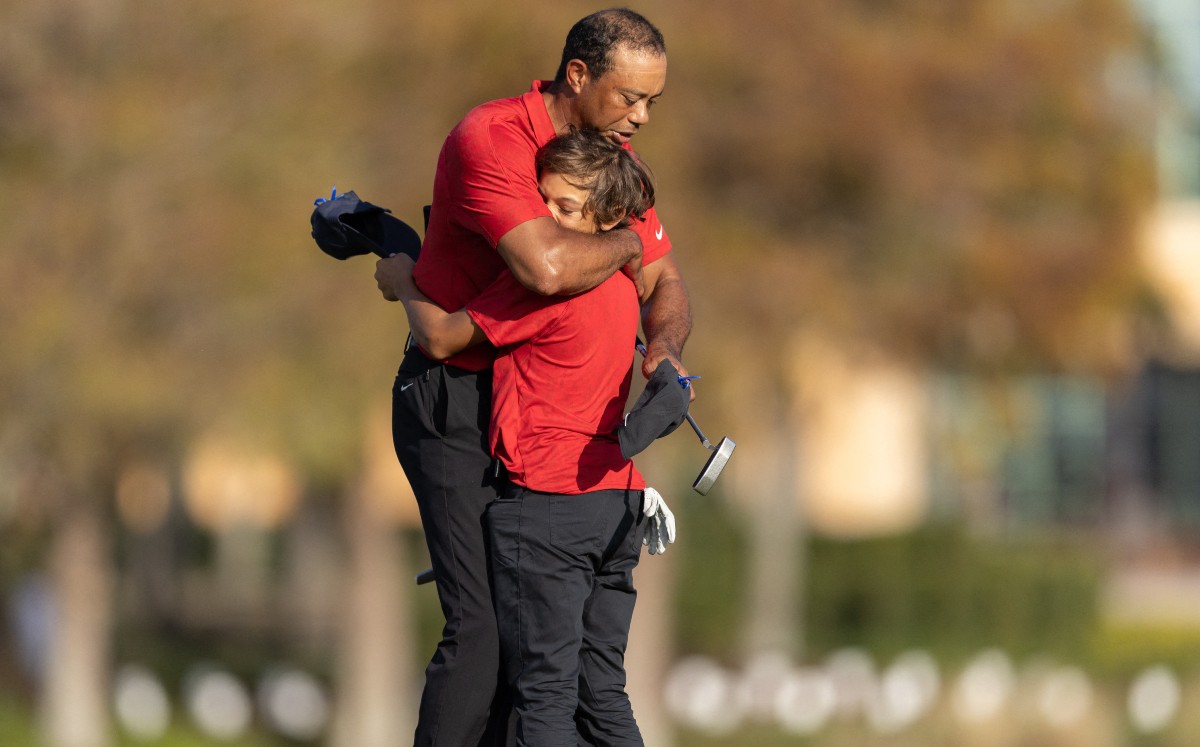 Tiger Woods y su hijo compitieron en torneo de golf (Reuters)
