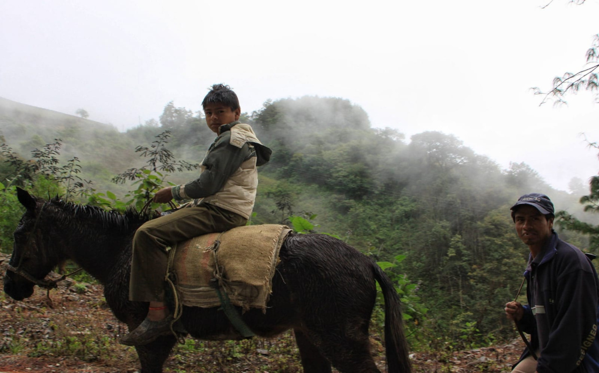 Aspecto de dos hombres en la Sierra Norte de Puebla | Andrés Lobato