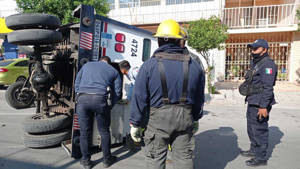 Bomberos realizaron acciones de rescate para sacar al pasajero que quedó atrapado en la caja de seguridad.| Milenio Digital