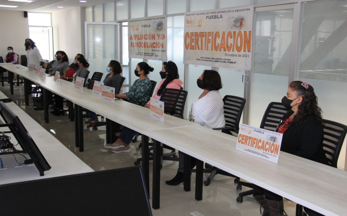 Docentes en Puebla reciben primera mitad de aguinaldo | Especial