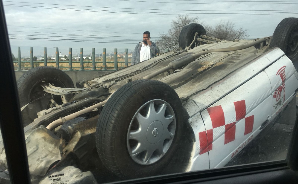El accidente causó severo caos vial.