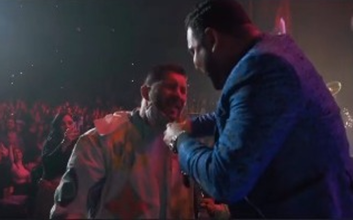 Gignac en modo 'adolorido' hace dueto con la Banda MS en concierto (Instagram)