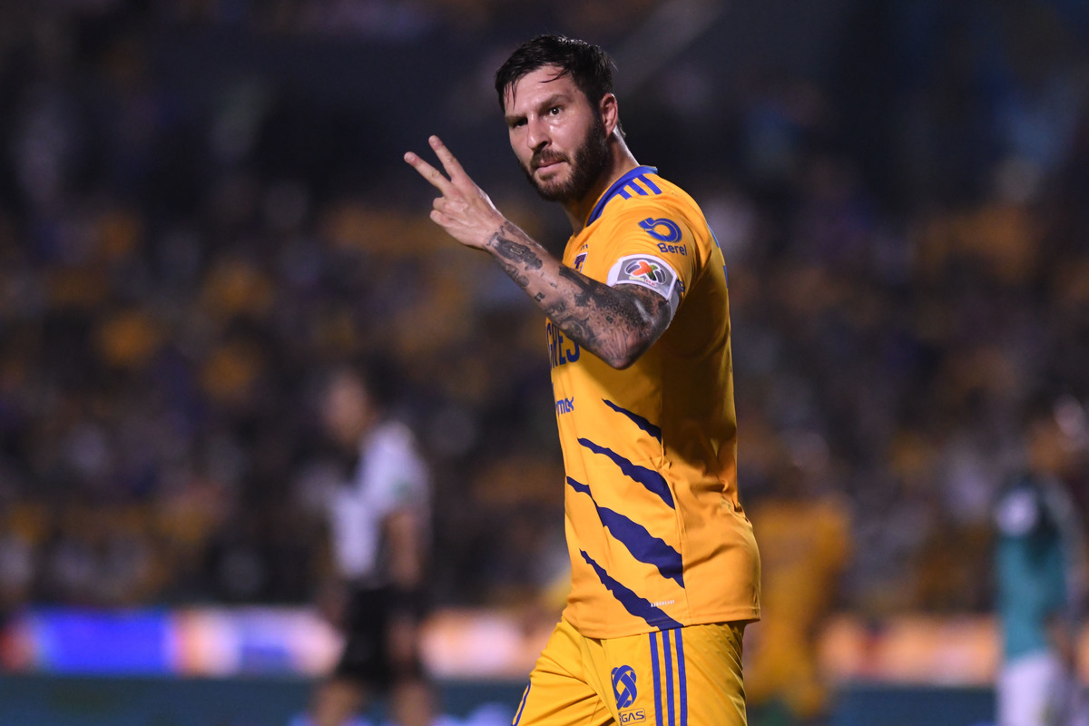 Gignac luce lujosa chamarra en final de Liga MX Femenil (Imago7)