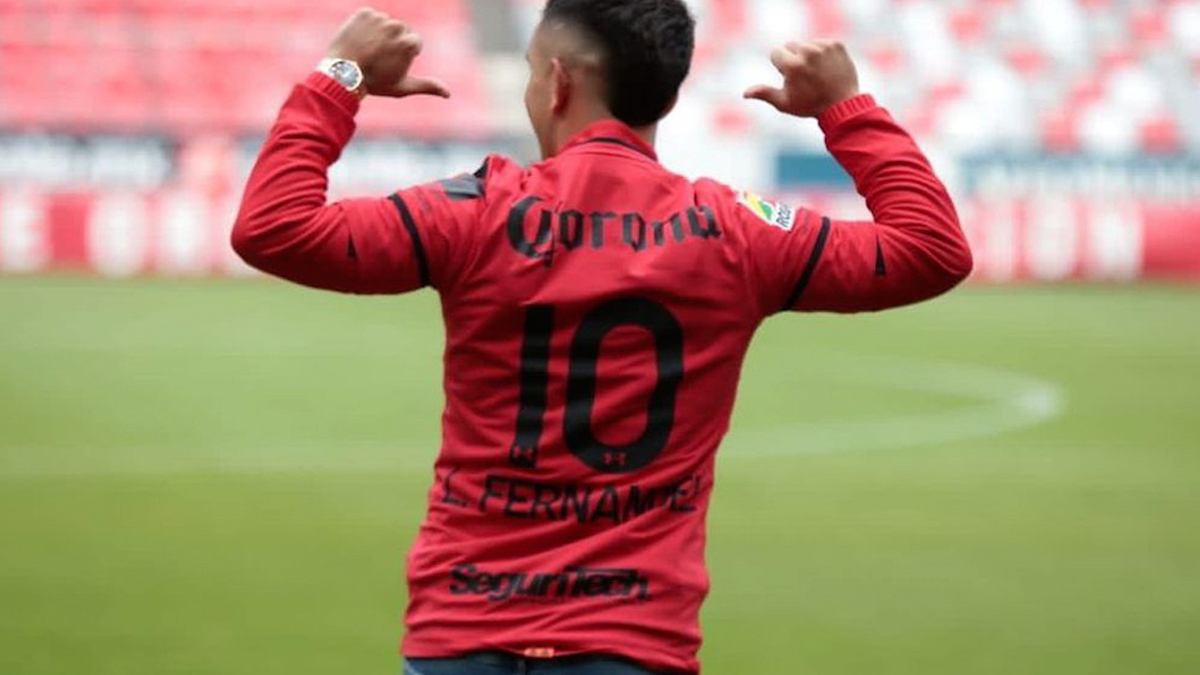 Con guitarra en mano, Leo Fernández es presentado en su regreso al Toluca