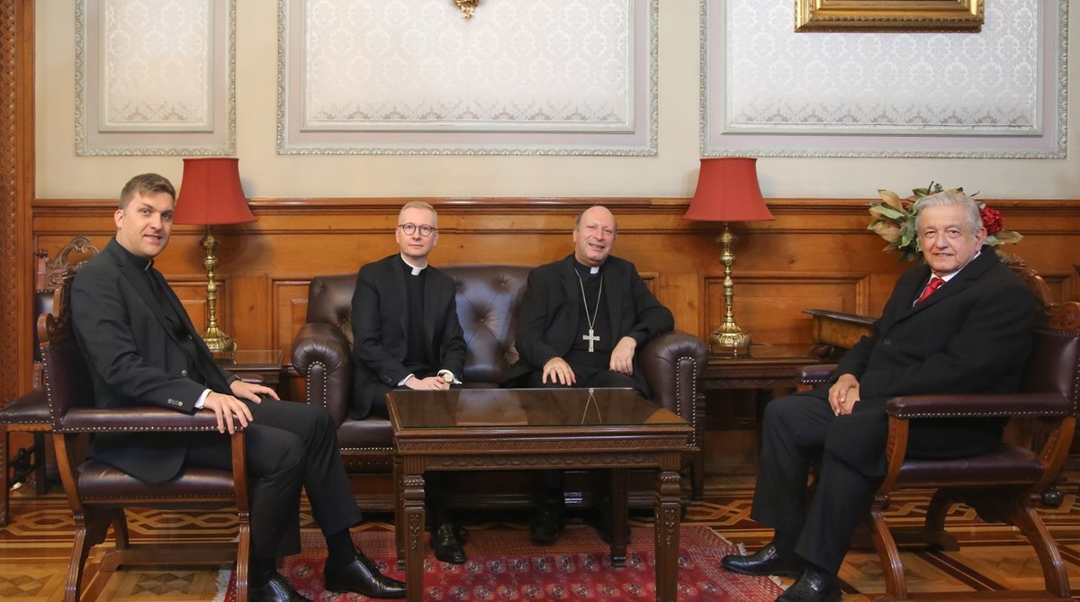 La reunión se dio días antes de que el nuncio viaje al vaticano. (@LopezObrador_)