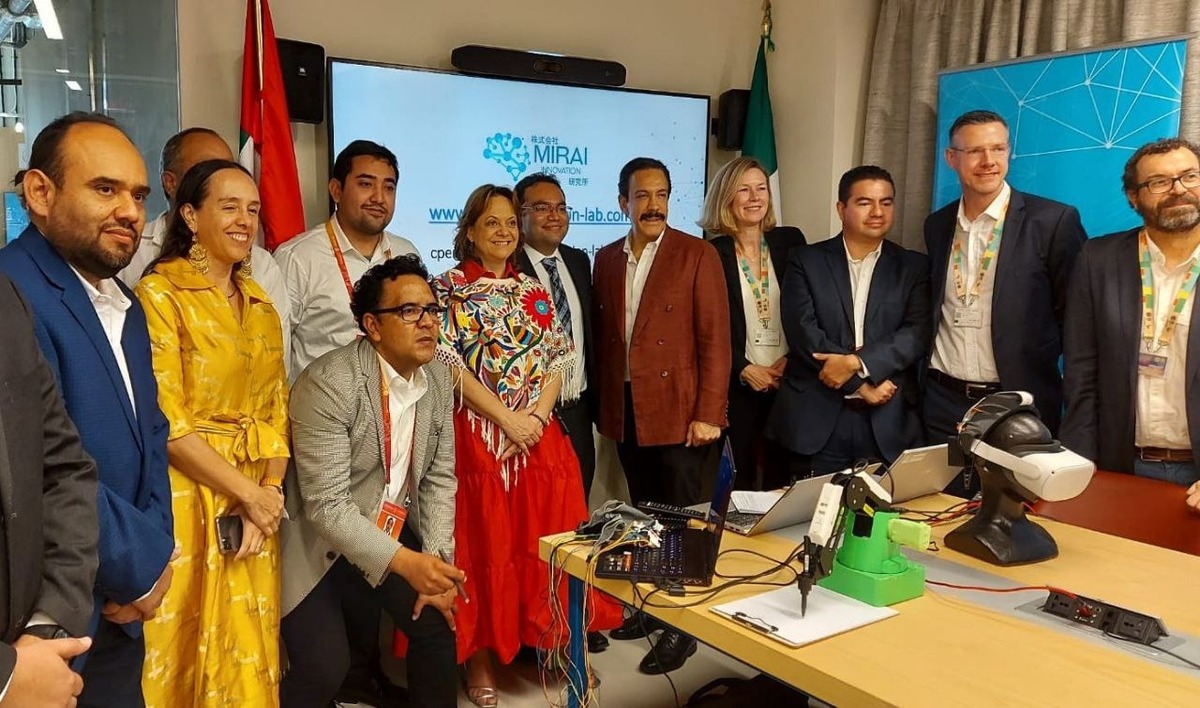 Omar Fayad gobernador de Hidalgo presente en muestra del sistema de neurotecnología  Aura (Cortesía)