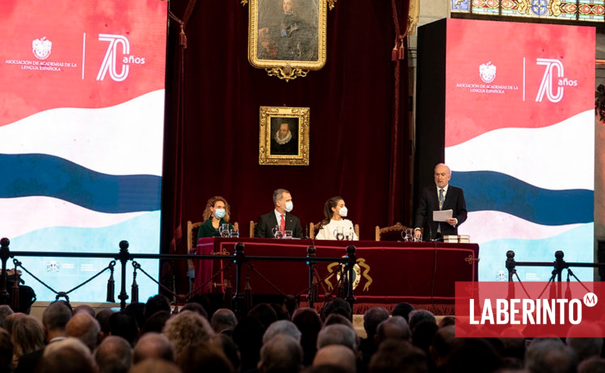 Santiago Muñoz Machado habla frente a los reyes de España. (Foto: asale.org)