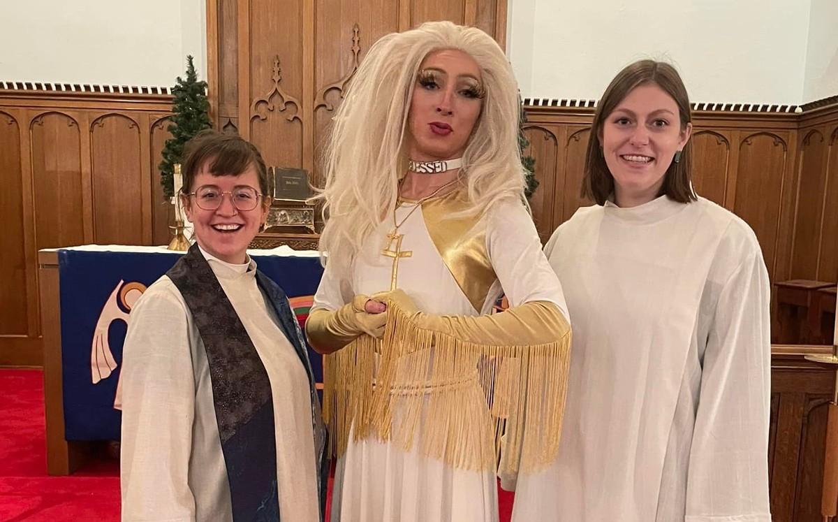 Aron Musser dirigió el evento en la iglesia mientras utilizaba una peluca y vestido blanco. (Facebook)