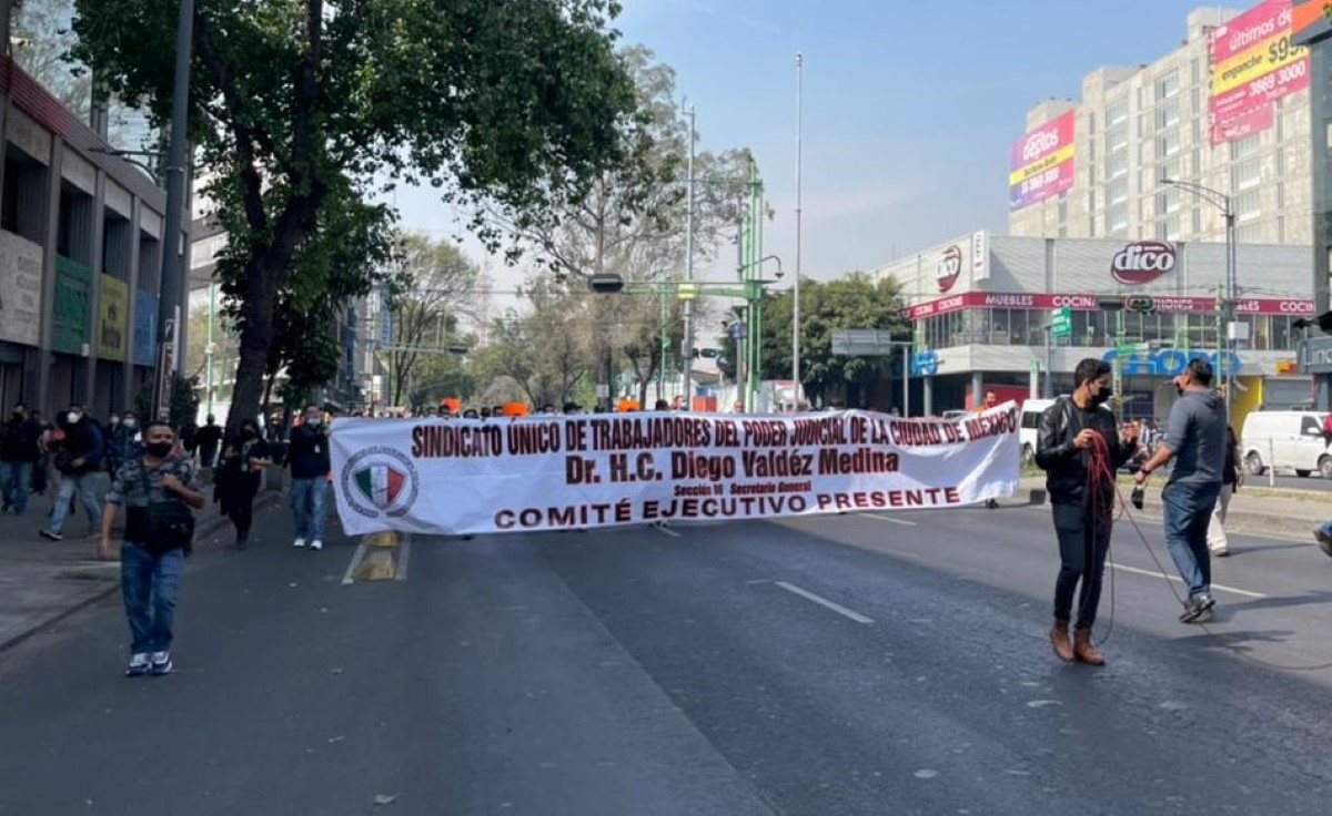 Los manifestantes protestaron frente a la Secretaría de Finanzas de CdMx previo a la marcha. | Ramón Ramírez