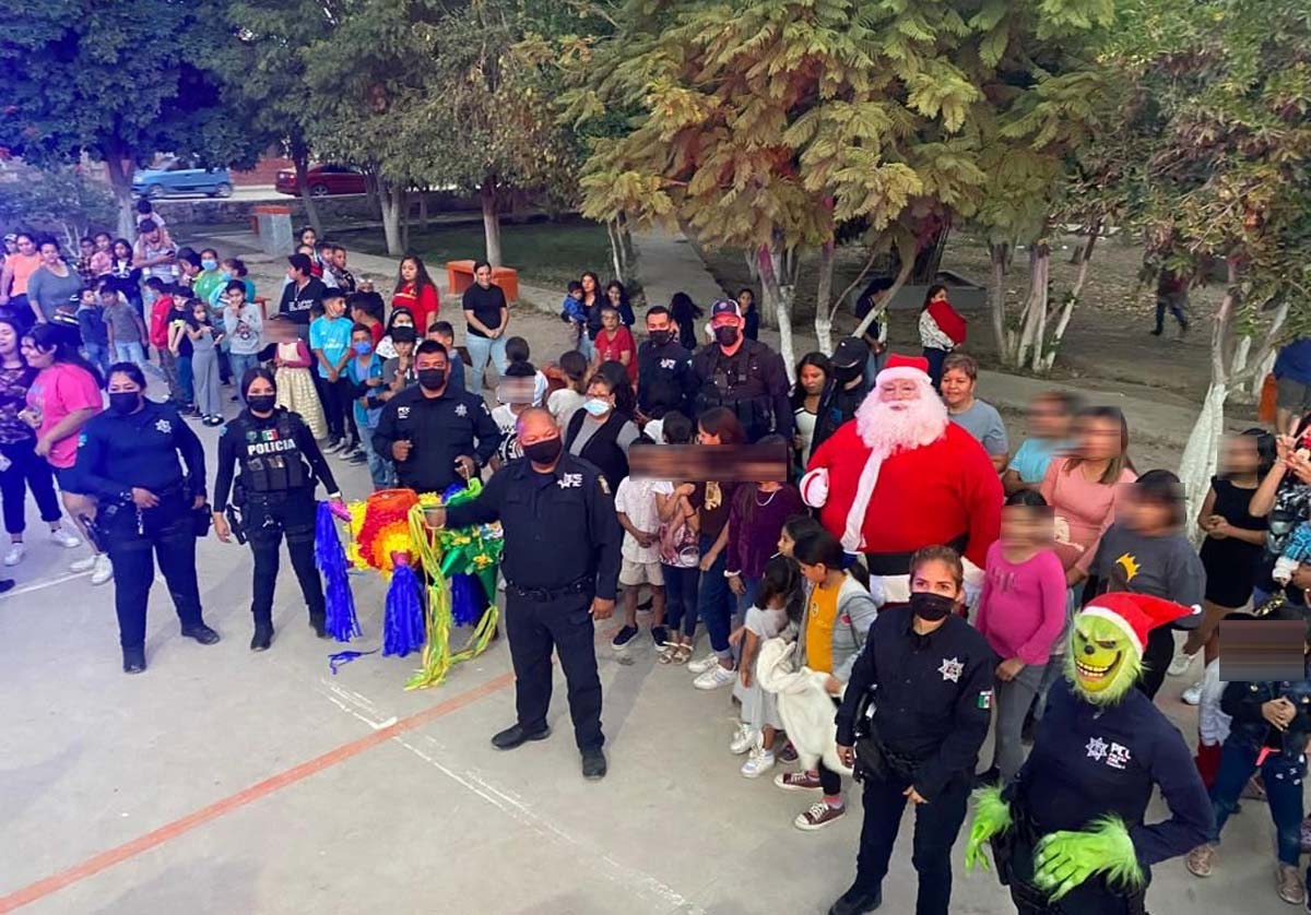 Seguridad Pública entrega regalos. (Especial)