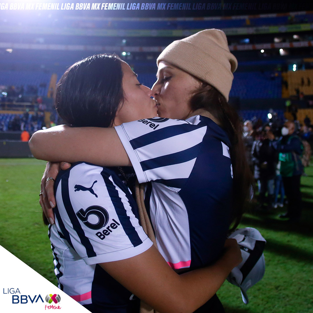 El tierno beso Rebeca Bernal y Janelly Farías tras titulo de Rayadas (Twitter @LigaBBVAFemenil)
