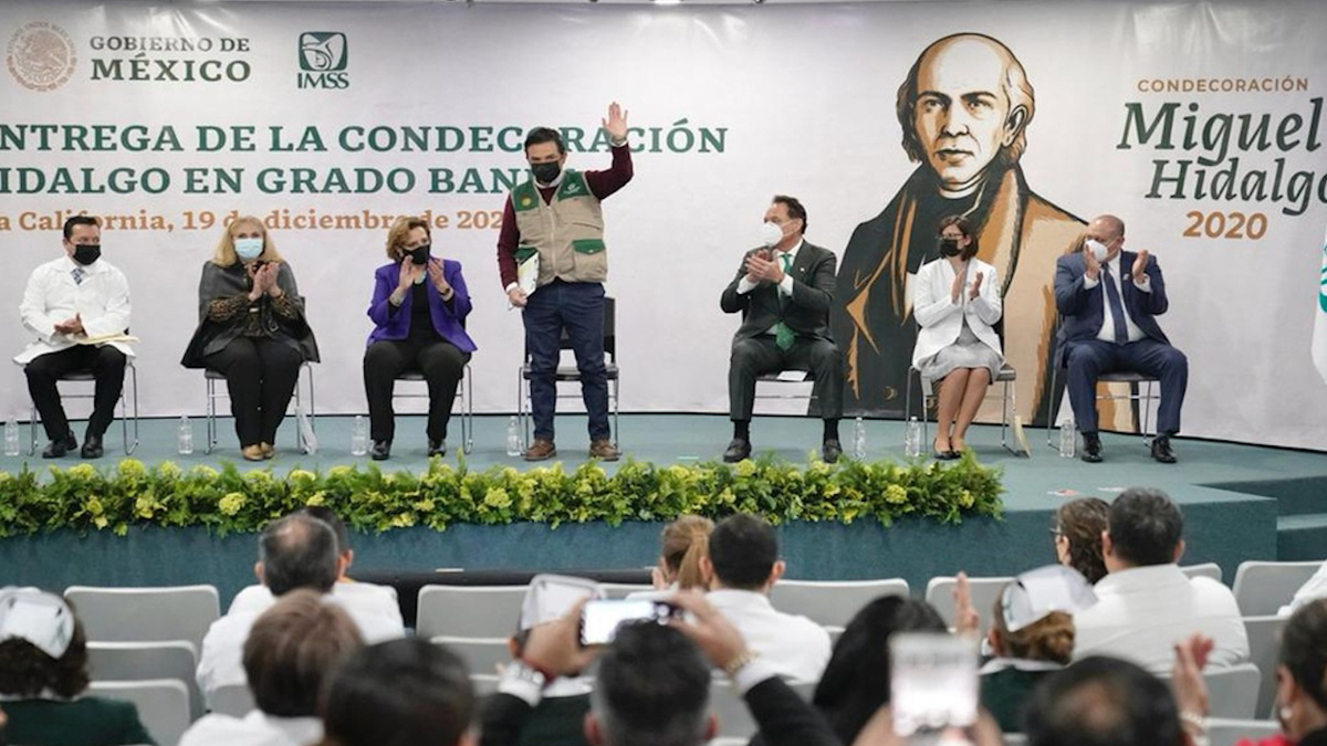 Trabajadores del IMSS en Baja California reciben condecoración Miguel Hidalgo