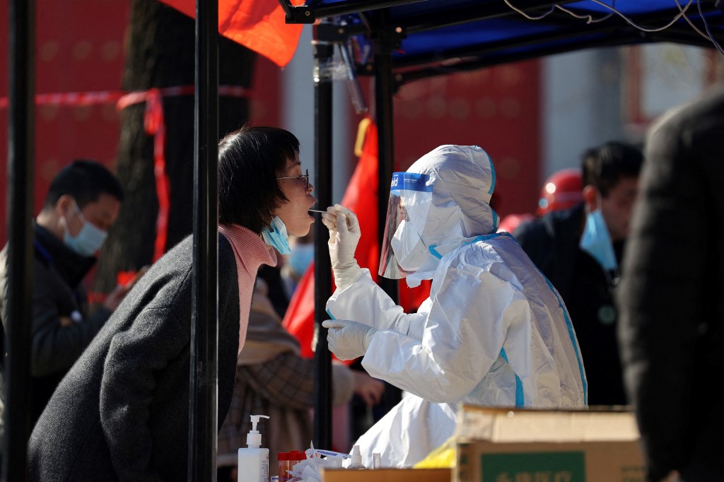 China se ha enfrentando a un rebrote de la pandemia, pero plenamente limitado por las medidas del gobierno. (AFP)