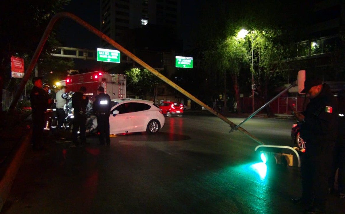 El semáforo fue derribado por el auto