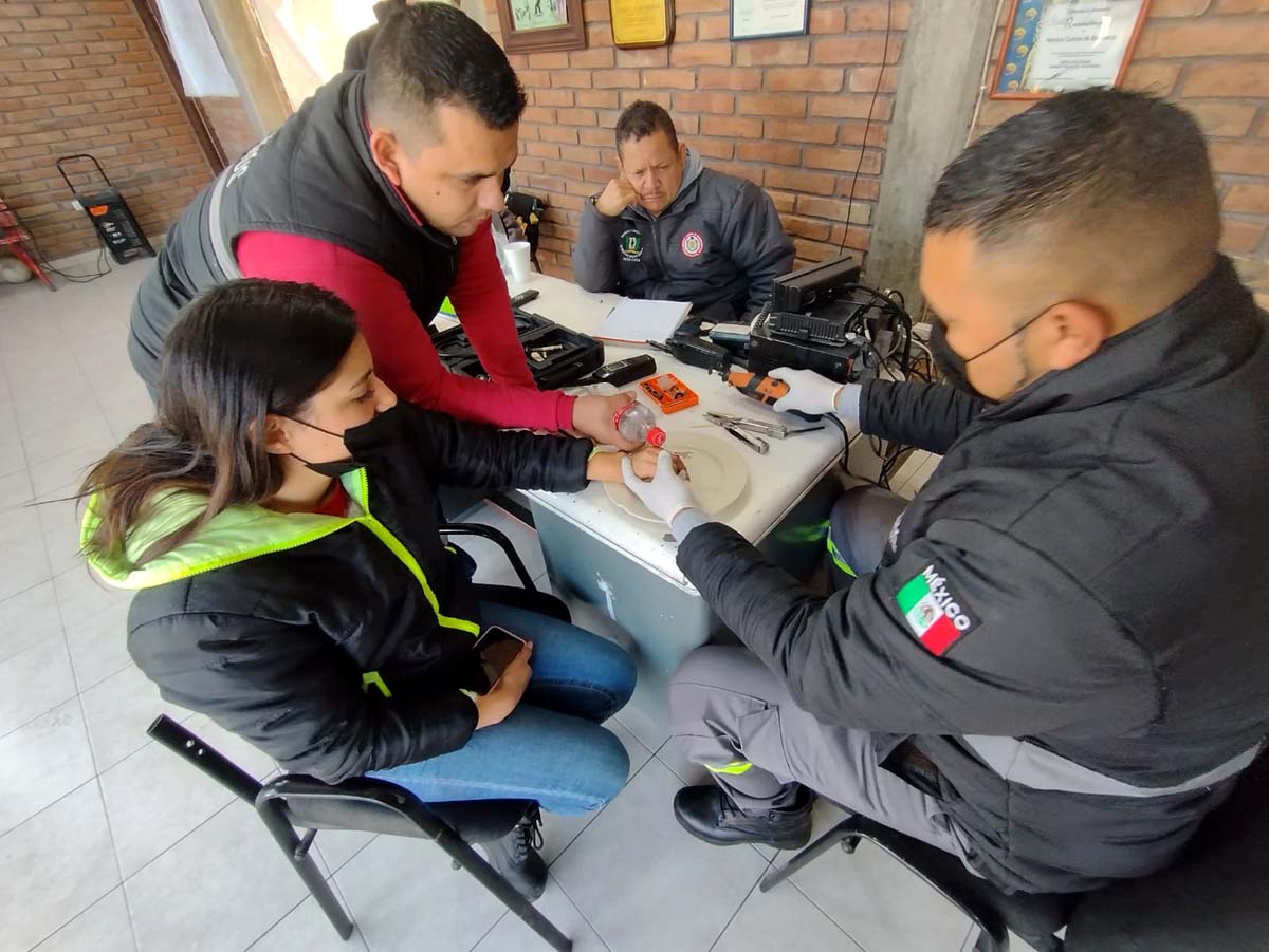 La joven se midió el anillo y este ya no quiso salir. (Milenio Digital)