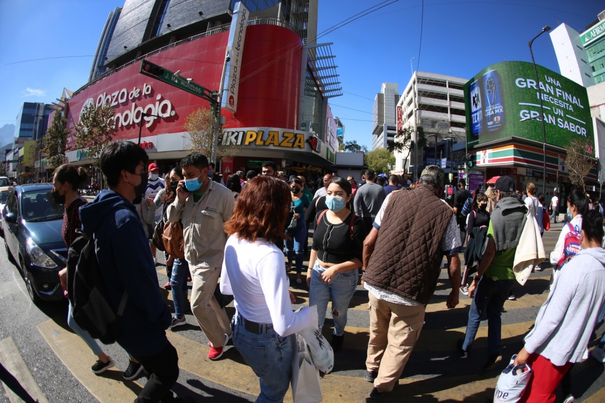 Cientos abarrotaron este miércoles el centro de Monterrey.  Foto: Jorge López
