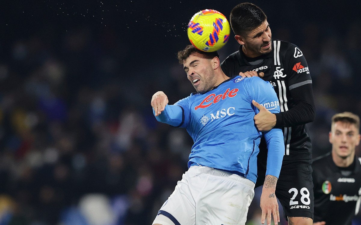 Napoli cae ante el Spezia y se aleja del líder en la Serie A (AP)