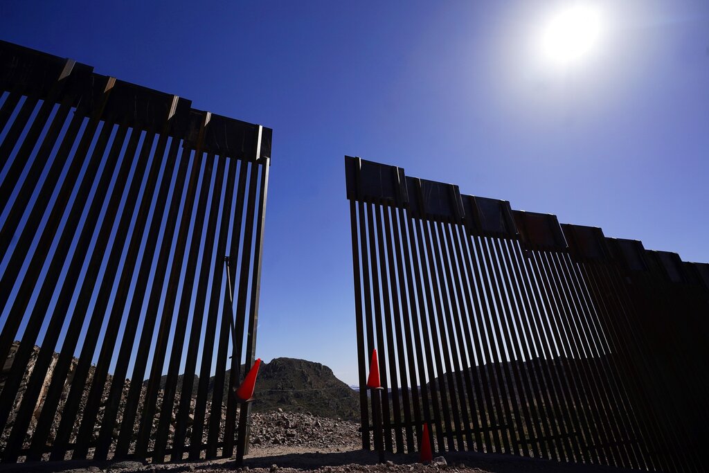 Hay secciones del muro fronterizo que no fueron concluidas por la administración de Donald Trump. (AP)