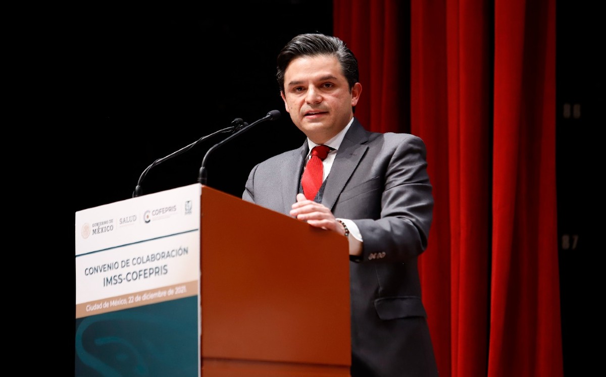 Zoé Robledo firmo como testigo de honor