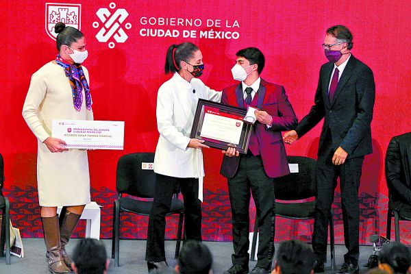 Ana Guevara y Claudia Sheinbaum reconocieron a deportistas de la capital. Javier Ríos