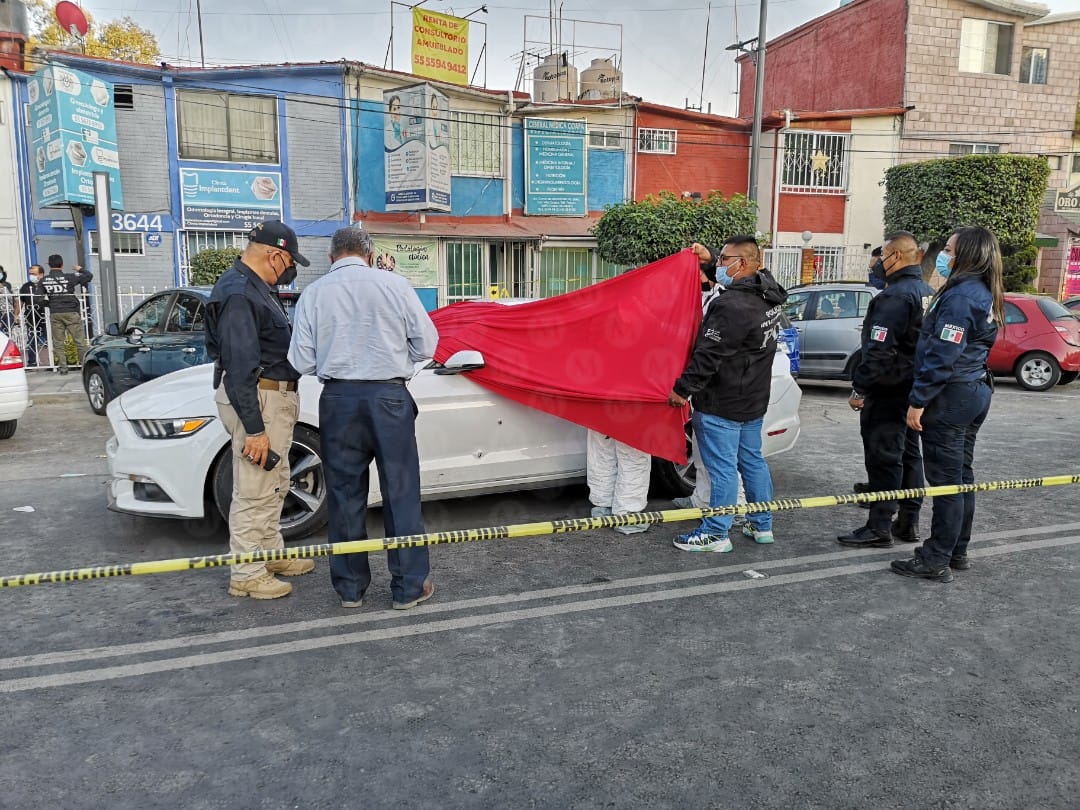 Coche en el que viajaban las víctimas. (Jorge Becerril)