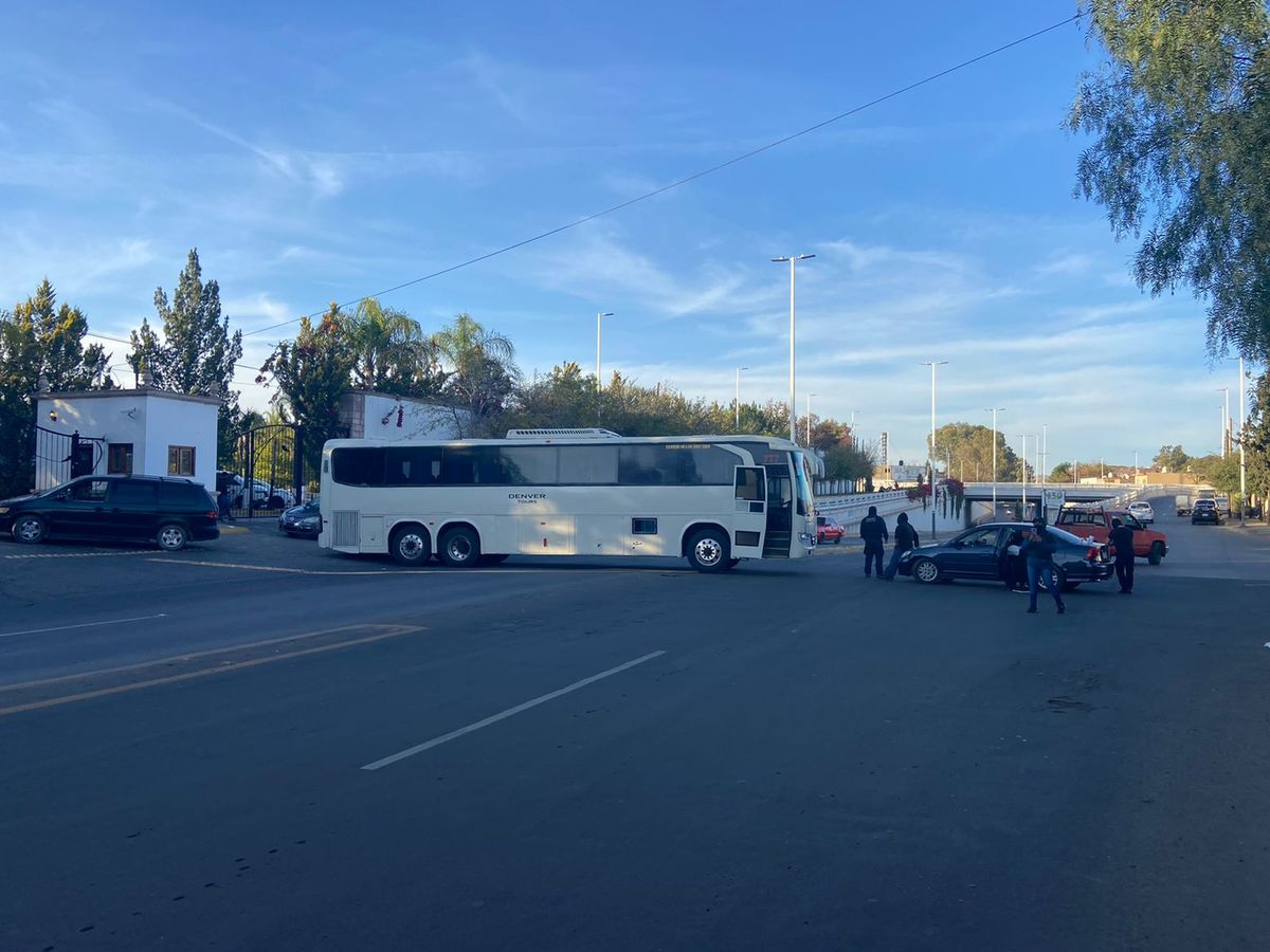 Elementos de la SSP y FGE bloquean calles y acceso al Centro de Convenciones de Durango. | Milenio Digital