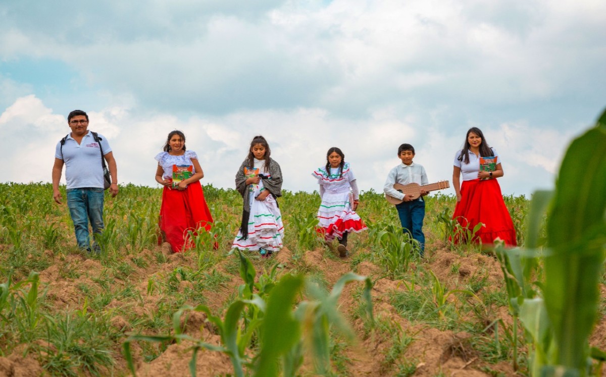 En ayuda niños en zonas marginadas