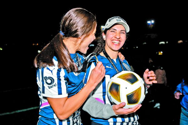 Eva Espejo (der) y Rebeca Bernal, el día que se coronaron. IMAGO7