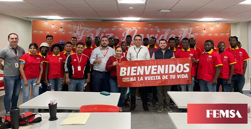 FEMSA contratará a migrantes haitianos para sus cajeros en el OXXO. (Twitter)