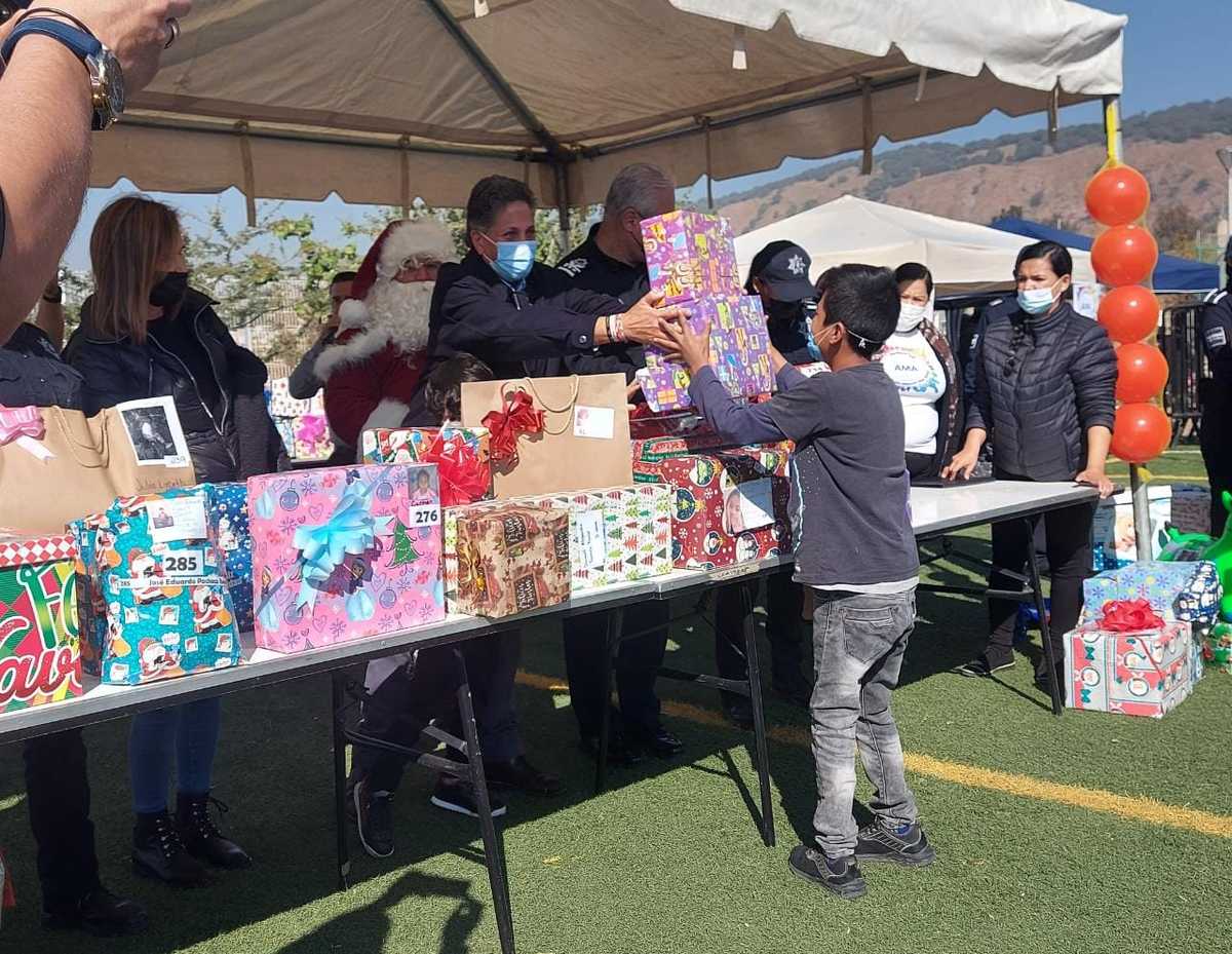 Juan José Frangie, acompañó a Santa en la entrega de juguetes. (Josefina Ruíz)