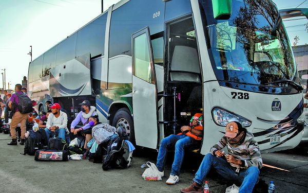 Migrantes en CdMx a la espera de salir hacia el norte del país. EFE