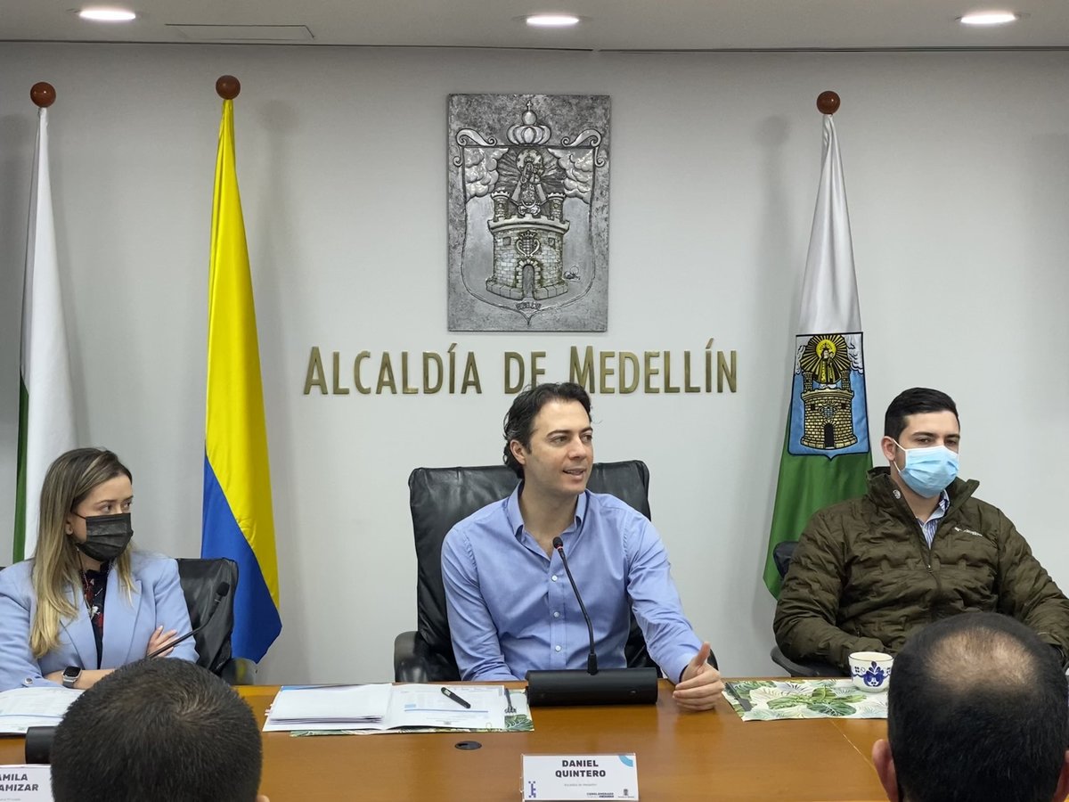 Daniel Quintero (cen.), alcalde de Medellín, Colombia. (Twitter: Daniel Quintero)