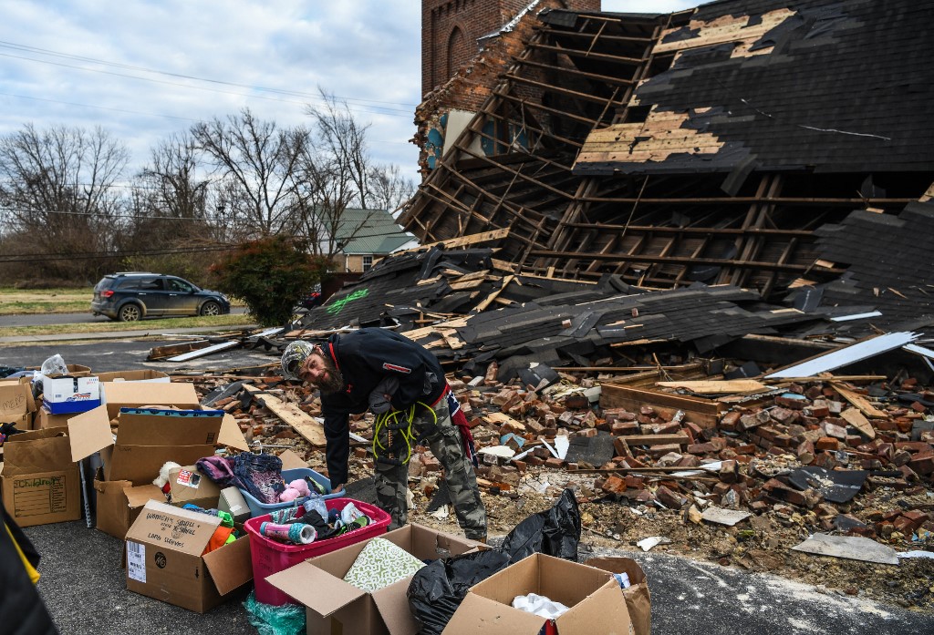 Decenas de personas damnificadas en Kentucky recibieron vivieres por Navidad. (AFP)