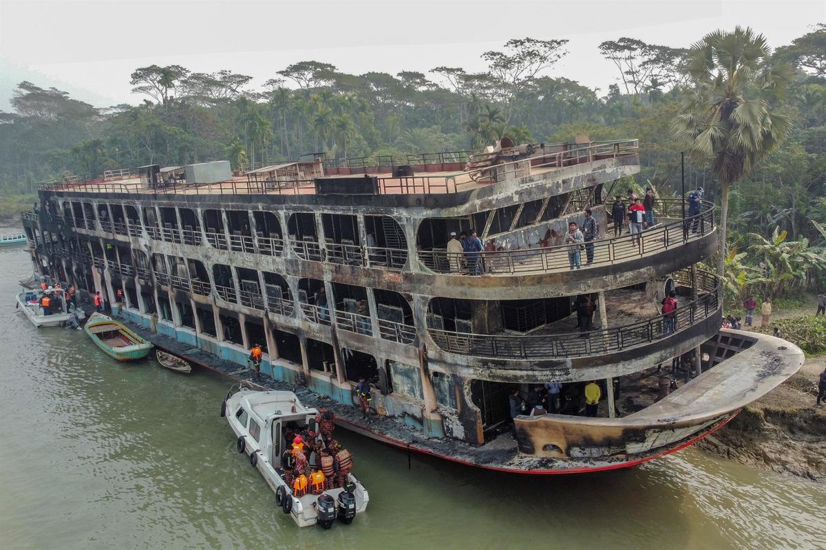 Incendio masivo en un Ferry deja 39 personas muertas al sur de Bangladesh | EFE