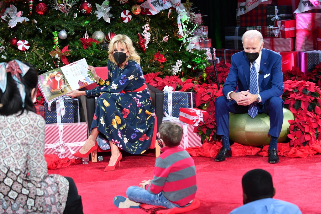 Joe y Jill Biden acudieron al Hospital Nacional para Niños de Washington como parte de la tradición navideña. (AFP)