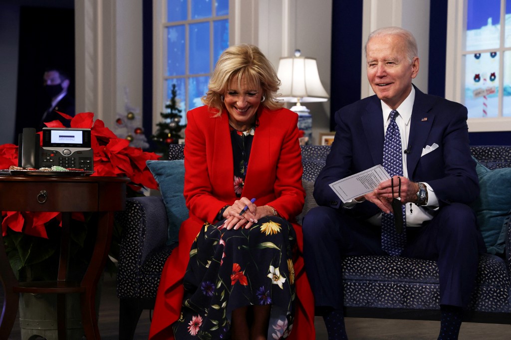 Joe y Jill Biden realizan llamadas de Navidad como parte de una tradición. (AP)