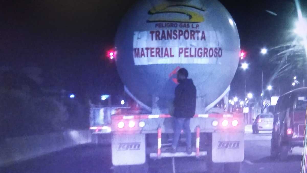 Joven sé trepa en la parte trasera de un tráiler que transporta Material peligros