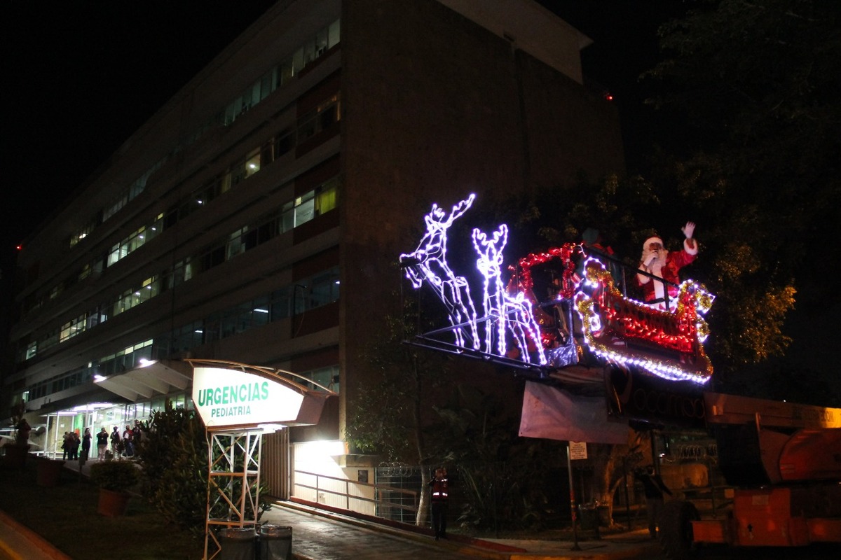 Reciben niños hospitalizados en UMAE de Pediatría a Santa Claus en víspera navideña. (Cortesía)