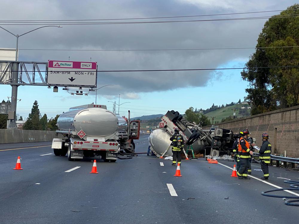 volcadura de camión de combustible en California. / Foto: AP.