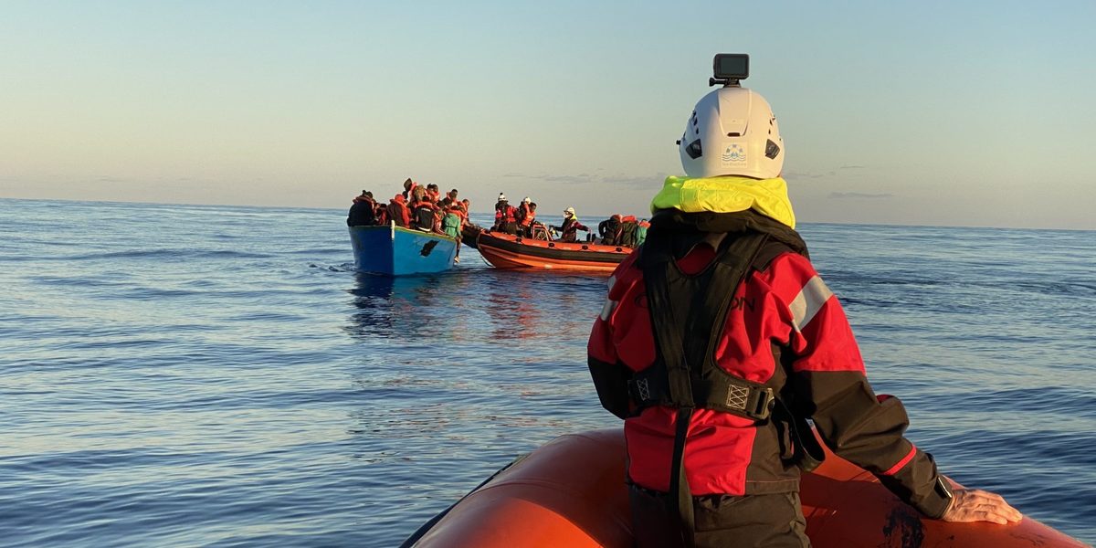 El barco dio asistencia a dos lanchas inflables varadas. (Tomada de @seawatchcrew)