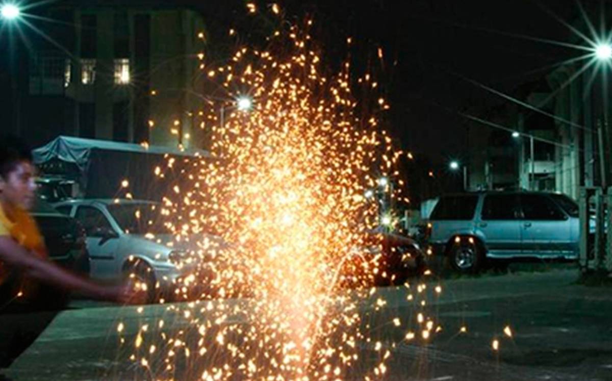 El menor jugaba con pirotecnia, cuando esta le explotó en la mano.